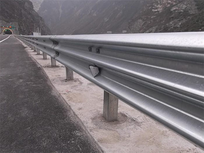 波形護欄板多少錢一米？常見規(guī)格波形護欄價格